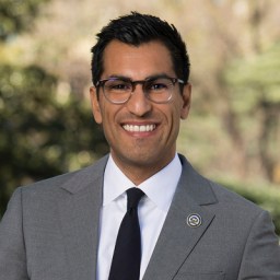 Headshot of Robert Rivas