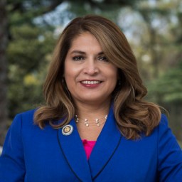 Headshot of Sharon Quirk Silva